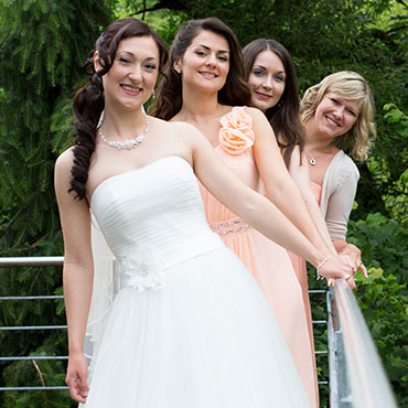 Hochzeit-in-Moeckmuehl-Brautjungfern-gleiche-Kleider-Freude-Glueck-Hochzeitskleid-mit-Schleife-Blumen-Design