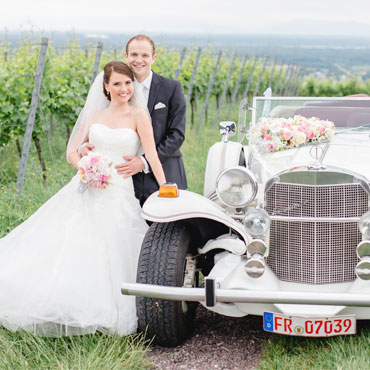Oldtimer-Cabrio-Hochzeitsauto-Brautpaar-Weinberg-zwischen-den-Reben-Hochzeit-in-Friesenheim,-Schutterlindenberg