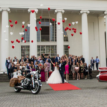 Hochzeit-Wandelhalle-Kurpark-Bad-Oeynhausen-Hochzeitsgesellschaft-Luftballons-Hochzeitsvideo-Hannover-Sergej-Metzger-Fotograf