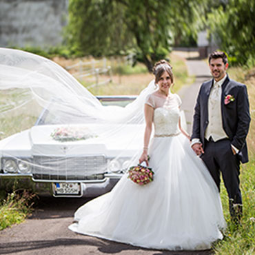 Romantische-Liebeserklärung-in-einem-Interview.-Hochzeit-in-Kaiserslautern-Brautpaar-Feld-Oldtimer-Schleier