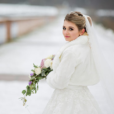 Hochzeit im Winter Osterode Sössetalsperre Brautpaar romantisch liebevoll Braut schaut in die Kamera Sergej Metzger Hochzeitsvideo in Hannover Fotograf