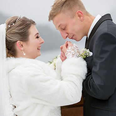 Hochzeit im Winter Osterode Sössetalsperre Brautpaar romantisch liebevoll Hände wärmen mit dem Atem Braut lacht Sergej Metzger Hochzeitsvideo in Hannover