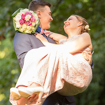 Hochzeit-in-Burg-altes-Schloss-Standesamt-heiraten-in-Dillingen-Bräutigam-trägt-Braut-auf-Händen--Sergej-Metzger-Hochzeitsvideo-in-Hannover-Fotograf-Hildesheim