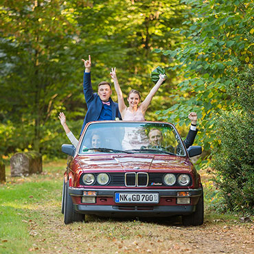 Hochzeit-in-Burg-altes-Schloss-Standesamt-heiraten-in-Dillingen-Hochzeitsauto-Oldtimer-Cabrio-Sergej-Metzger-Hochzeitsvideo-in-Hannover-Fotograf-Hildesheim