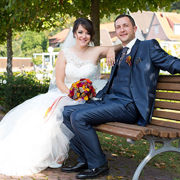 Hochzeit in Bürgstadt September Bürgerzentrum Mittelmühle locker auf einer Bank Fotografin Natalja Frei Videograf Sergej Metzger