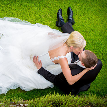 Hochzeit in Kempten Kuss aus der Vogelperspektive Brautpaar auf Rasen Fotograf Natalja Frei Videograf Sergej Metzger