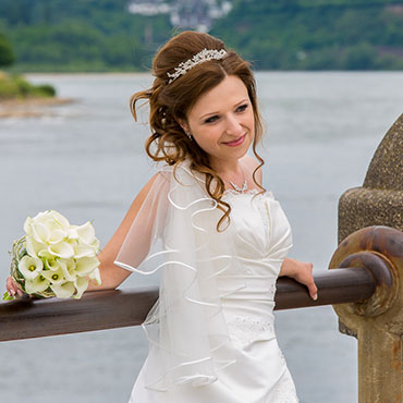 Hochzeit in Koblenz Ransbach-Baumbach Deutsches Eck Braut Wartet am Ufer Fotografin Natalja Frei Kameramann Sergej Metzger