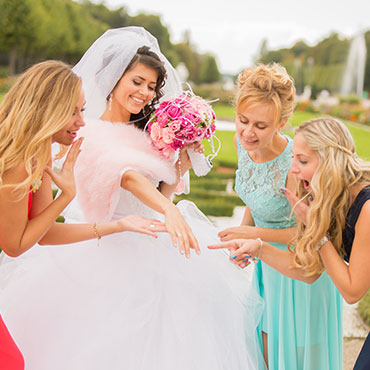 Hochzeit in Mannheim Schloß Mittelbau Schwetzingen Braut zeigt den Ring ihren Freundinnen Fotograf Hannover Natalja Frei Videograf Hildesheim Sergej Metzger