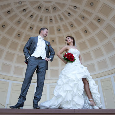 Hochzeit in Neuss wedding fotoshooting Kurpark Wiesbaden roter Brautstrauß Brautpaar auf der Bühne Fotograf Natalja Frei Videograf Sergej Metzger