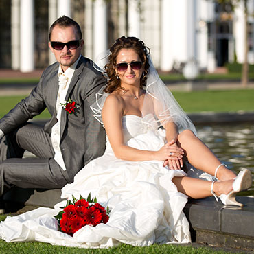 Hochzeit in Neuss wedding fotoshooting Kurpark Wiesbaden roter Brautstrauß Brautpaar mit Sonnenbrillen Fotograf Natalja Frei Videograf Sergej Metzger