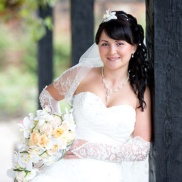 Hochzeit in Saarbrücken Kirkel Braut selbstbewusst glücklich perfekte Frisur make up Fotograf Natalja Frei Videograf Sergej Metzger