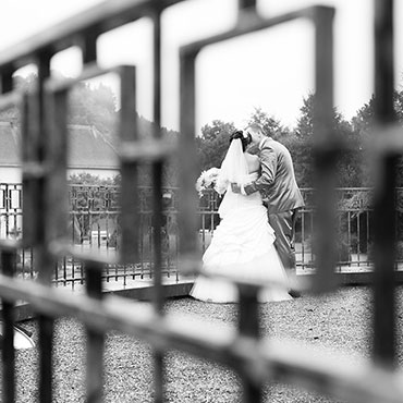 Hochzeit in Saarbrücken Kirkel Brautpaar geheim durch Zaun beobachten Fotograf Natalja Frei Videograf Sergej Metzger