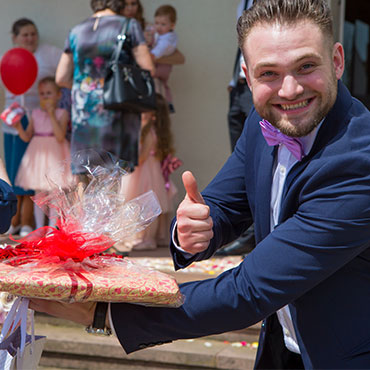 Hochzeit-in-Waghäusel-Ev.-Erlösekirche-Gast-mit-Geschenk-glücklicher-Bruder-des-Breutigams-Klasse-Like