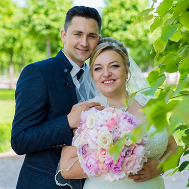 Hochzeit-in-Waghäusel-Schloss-Schwetzingen-Schlosspark-Umarmung-glückliches-Brautpaar-Hochzeitsfrisur-Brautstrauss