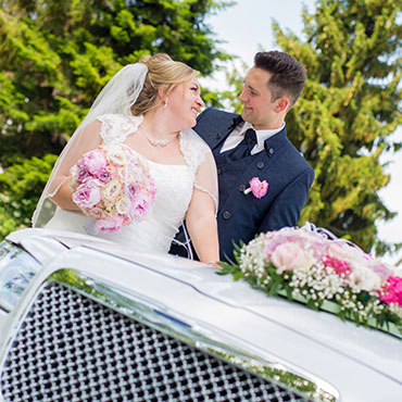 Hochzeit-in-Waghäusel-Schloss-Schwetzingen-glückliches-Brautpaar-Limousine-Hochzeitsschmuck-Hochzeitsfrisur-Brautstrauss