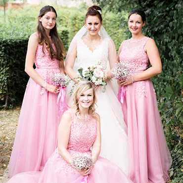 Hochzeit-in-Hildesheim-Braut-mit-Brautjungfern-Magdalenengarten-Michaeliskirche-Fotografin-Natalja-Frei-Videograf-Sergej-Metzger