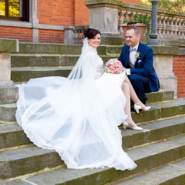 Hochzeit-Sottrum-Schlosspark-Etelsen-Braut-Treppe-Hochzeitsvideo-Hannover-Sergej-Metzger-Hochzeitsfotografin-Hildesheim-Natalja-Frei