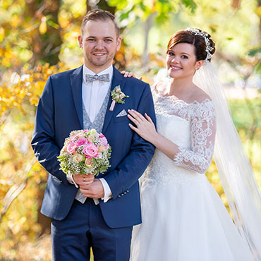 Hochzeit-Sottrum-Schlosspark-Etelsen-Bräutigam-Blumenstrauß-Hochzeitsvideo-Hannover-Sergej-Metzger-Hochzeitsfotografin-Hildesheim-Natalja-Frei