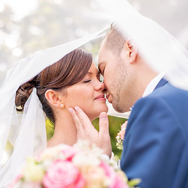 Hochzeit-Sottrum-Schlosspark-Etelsen-vor-dem-sinnlichen-Kuss-unter-Schleier-Hochzeitsvideo-Hannover-Sergej-Metzger-Hochzeitsfotografin-Hildesheim-Natalja-Frei